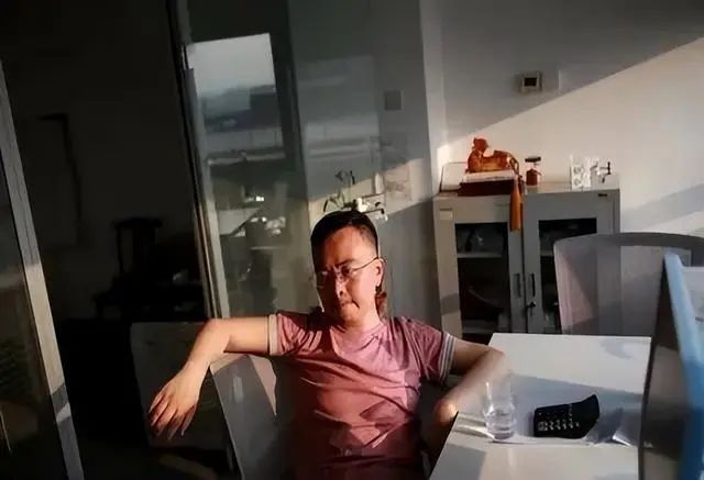 » 12. 京东原副总裁蔡磊对渐冻症投降：“可以完全接受死亡了”26日，京东原副总裁、渐冻症抗争者蔡磊的消息再次登上微博热搜——在一档电视访谈节目里，蔡磊诚恳地说出，他已经可以完全接受死亡了