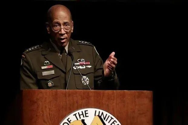 » 5. 美国陆军装备司令部司令被免职 四星上将干预基层人事选拔据美国军队信息网12月10日报道，美国陆军部长克里斯蒂娜·沃穆思解雇了陆军装备司令部司令查尔斯·汉密尔顿上将