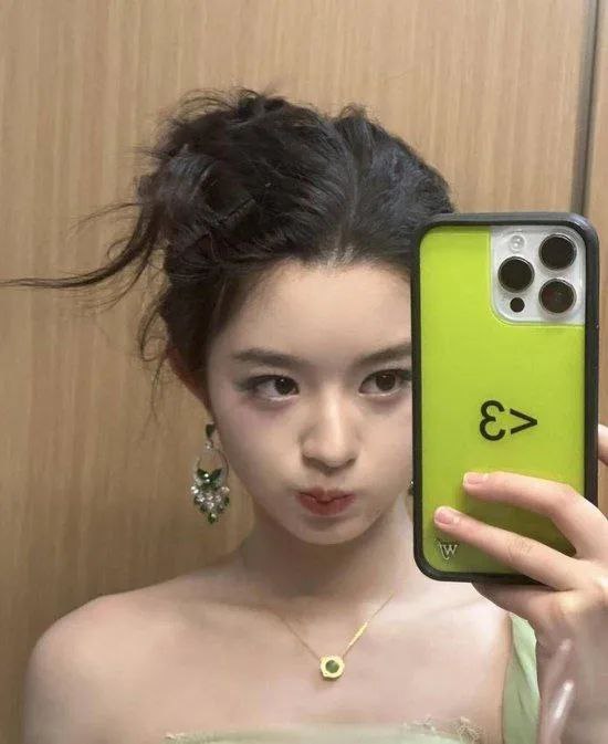 » 2、四川慈善总会回应耳环事件：办公室主任和黄杨钿甜父亲不是同一人近日，演员黄杨钿甜佩戴高价奢侈品耳环事件引发全网热议