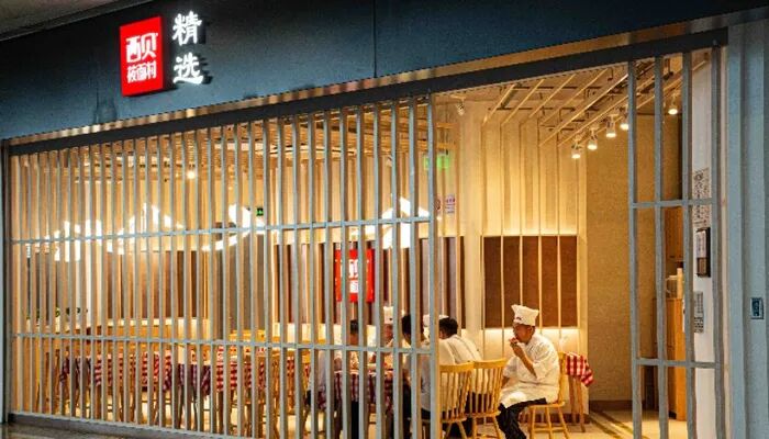 » 2、贾国龙确认：关闭102家西贝门店 占总数三成1月15日，据新京报消息，西贝创始人贾国龙在朋友圈发布长文，确认“关闭102家西贝门店”消息属实，并首度披露个人资产状况