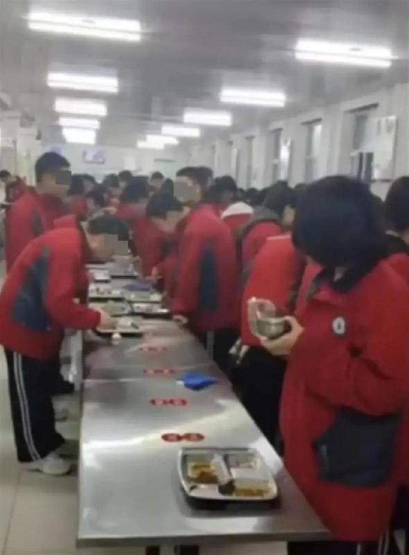 » 16. 河北一学校称学生站着吃饭系自愿行为，媒体：总有一方在说谎11月28日，有网友发视频称，在河北省承德市隆化县职教中心北校区食堂，因学生太多，凳子放不下，学生在餐厅只能站着吃饭