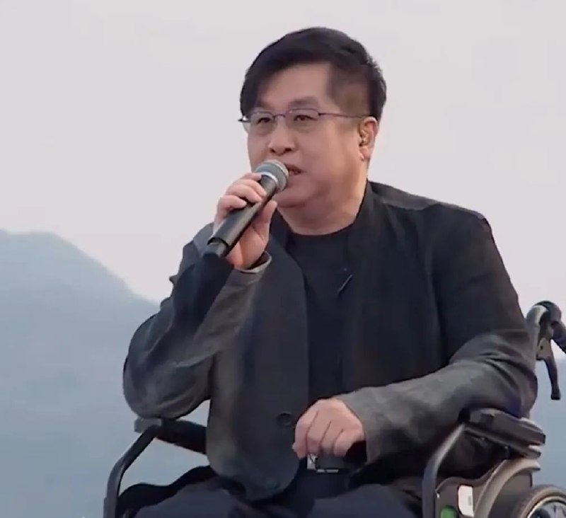 » 12. 郑智化意外摔倒重伤4月4日，歌手郑智化发文称：“重重摔倒，伤得不轻，新专辑得延后录制，现在连说话胸腔都会痛