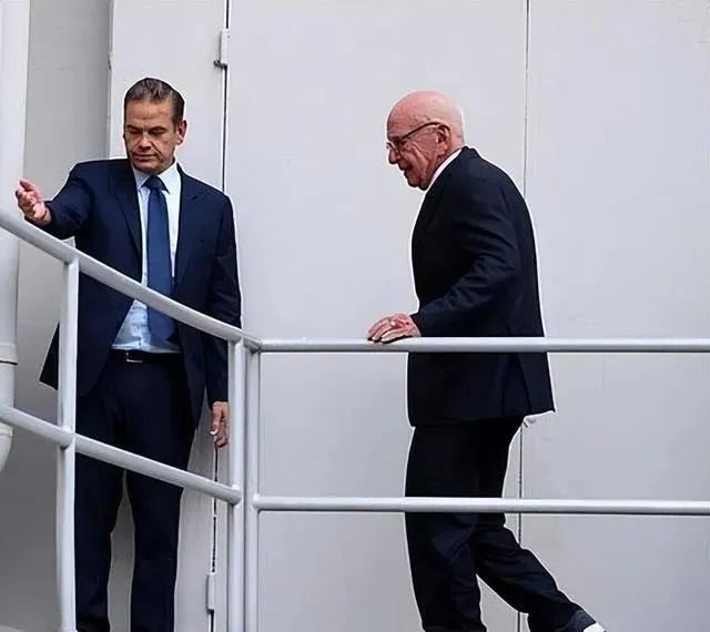 » 1. 默多克家族内战  联合长子与其他子女争夺千亿元资产默多克的商业帝国，包括福克斯公司和新闻集团